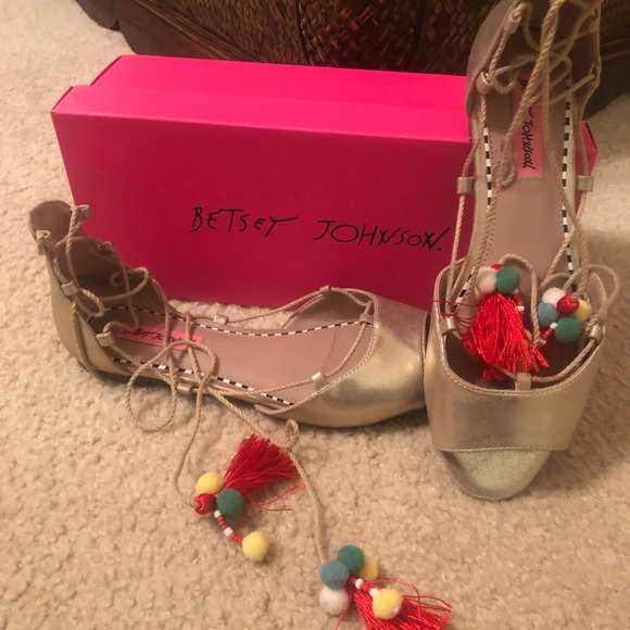 Betsey Johnson Gold wrap tie sandal. - Picture 4 of 5